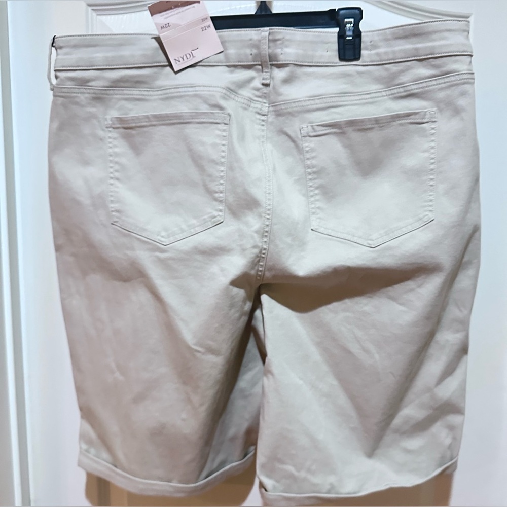 NWT NYDJ beige roll cuff women’s shorts size 22W - Picture 2 of 2
